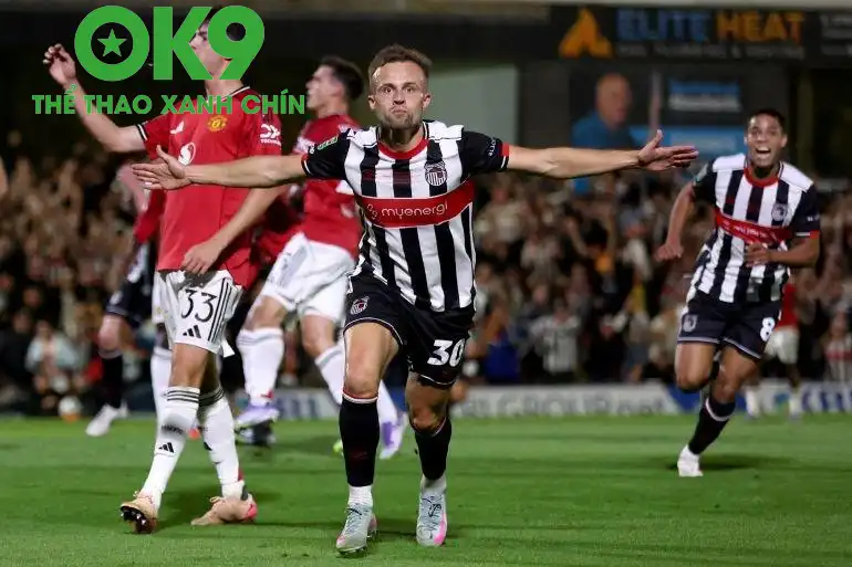 Charles Vernam của Grimsby Town ăn mừng khi ghi bàn thắng đầu tiên vào lưới Manchester United (Ảnh: Getty)